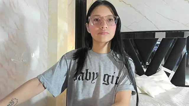 Snapshot of SophiieCalloway1 chatting on 06-06-26, 02:11 SophiieCalloway1 online show from 06-06-26, 02:11