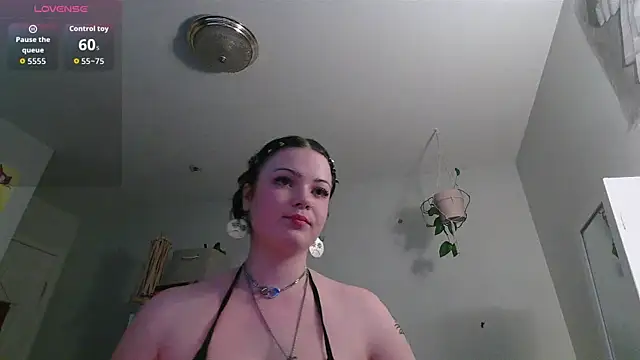Snapshot of prettybird06 chatting on 07-15-26, 02:40 prettybird06 online show from 07-15-26, 02:40