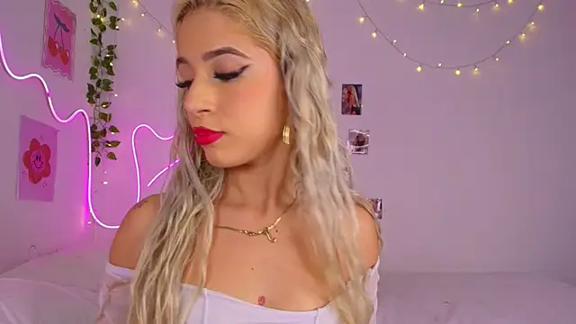 Snapshot of cinniaa_ chatting on 06-05-26, 01:10 cinniaa online show from 06-05-26, 01:10