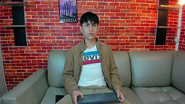 Snapshot of Hoot_boyss_ chatting on 05-18-26, 07:29 Hoot boyss online show from 05-18-26, 07:29
