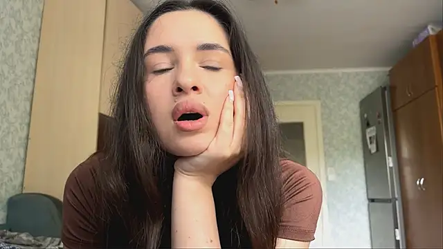 Snapshot of CarolineRu chatting on 05-19-26, 10:00 CarolineRu online show from 05-19-26, 10:00