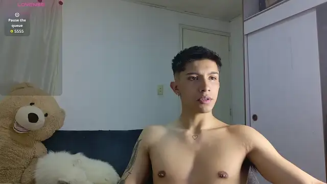Snapshot of Thesaint_xxx chatting on 06-25-26, 11:43 Thesaint xxx online show from 06-25-26, 11:43