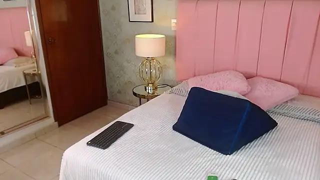 Snapshot of Gia-collins chatting on 07-18-26, 04:04 Gia-collins online show from 07-18-26, 04:04