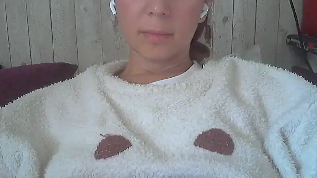 Snapshot of Bella--White chatting on 05-18-26, 06:18 Bella--White online show from 05-18-26, 06:18