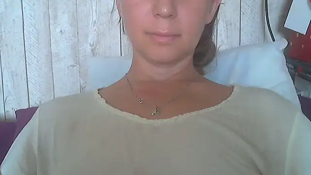 Snapshot of Bella--White chatting on 06-11-26, 05:04 Bella--White online show from 06-11-26, 05:04