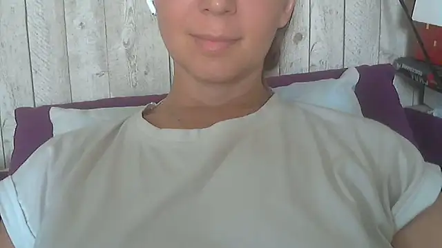 Snapshot of Bella--White chatting on 06-10-26, 05:19 Bella--White online show from 06-10-26, 05:19