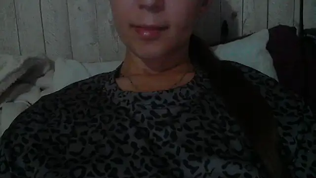 Snapshot of Bella--White chatting on 05-29-26, 04:13 Bella--White online show from 05-29-26, 04:13