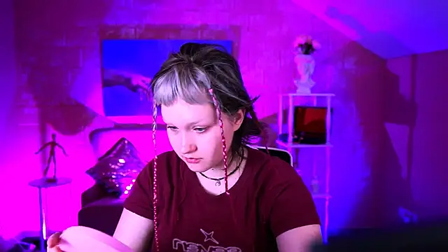 Snapshot of ViolettWoods chatting on 07-20-26, 06:21 ViolettWoods online show from 07-20-26, 06:21