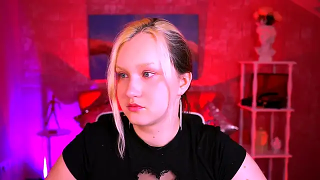 Snapshot of ViolettWoods chatting on 06-22-26, 08:11 ViolettWoods online show from 06-22-26, 08:11