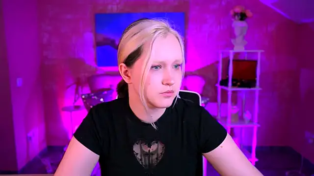 Snapshot of ViolettWoods chatting on 06-10-26, 06:14 ViolettWoods online show from 06-10-26, 06:14