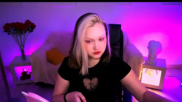 Snapshot of ViolettWoods chatting on 06-30-26, 06:24 ViolettWoods online show from 06-30-26, 06:24