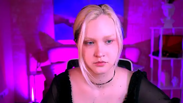 Snapshot of ViolettWoods chatting on 06-15-26, 06:13 ViolettWoods online show from 06-15-26, 06:13