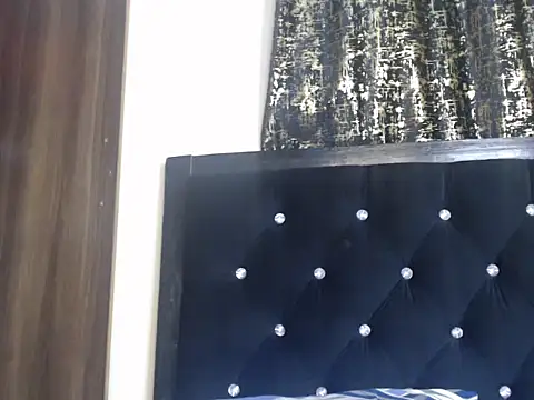 Snapshot of Queen_bee25 chatting on 05-28-26, 08:15 Queen bee25 online show from 05-28-26, 08:15