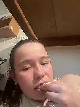 Snapshot of RiaLowelyt chatting on 05-18-26, 04:12 RiaLowelyt online show from 05-18-26, 04:12