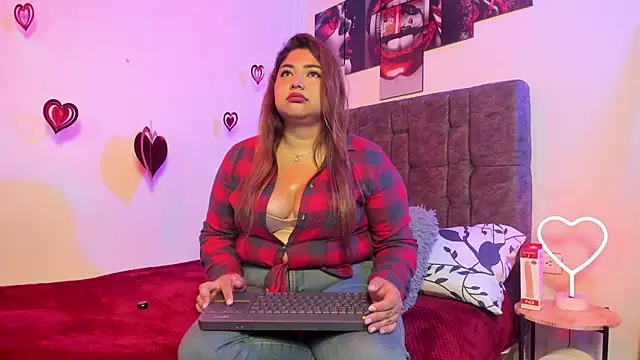 Snapshot of CurvyLolaX chatting on 05-16-26, 11:53 CurvyLolaX online show from 05-16-26, 11:53