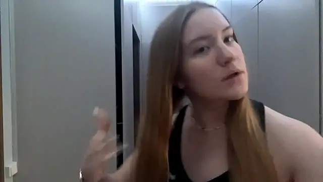 Snapshot of Lisi_Kiss_ chatting on 05-26-26, 05:44 Lisi Kiss online show from 05-26-26, 05:44