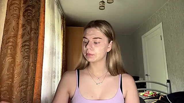 Snapshot of HoneysPiee chatting on 06-15-26, 10:59 HoneysPiee online show from 06-15-26, 10:59