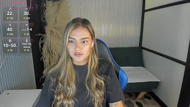 Snapshot of SophieWatson_ chatting on 06-18-26, 01:49 SophieWatson online show from 06-18-26, 01:49