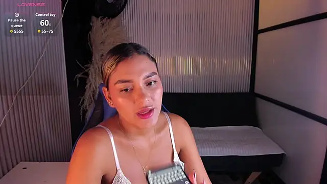 Snapshot of SophieWatson_ chatting on 06-16-26, 01:44 SophieWatson online show from 06-16-26, 01:44