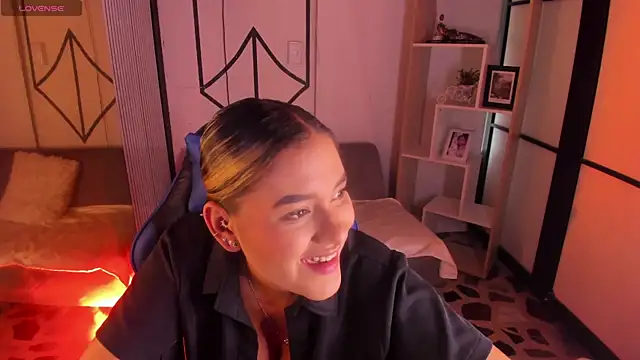 Snapshot of SophieWatson_ chatting on 07-01-26, 01:55 SophieWatson online show from 07-01-26, 01:55