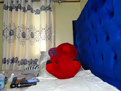 Petitebaibe23 online show from 05-28-26, 12:44