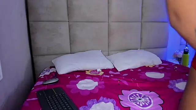 Snapshot of ShuriLux chatting on 06-11-26, 01:05 ShuriLux online show from 06-11-26, 01:05