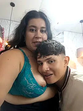 ParejaCurvy20 online show from 05-19-26, 01:56