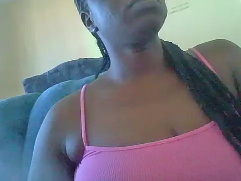 Snapshot of Queen_Zuri chatting on 06-05-26, 12:00 Queen Zuri online show from 06-05-26, 12:00