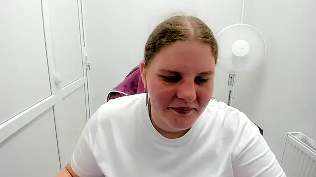 Snapshot of Bella_shyy_ chatting on 07-08-26, 02:18 Bella shyy online show from 07-08-26, 02:18