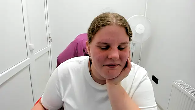 Snapshot of Bella_shyy_ chatting on 07-06-26, 02:57 Bella shyy online show from 07-06-26, 02:57