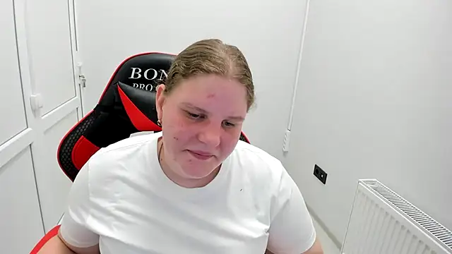 Snapshot of Bella_shyy_ chatting on 06-19-26, 12:22 Bella shyy online show from 06-19-26, 12:22