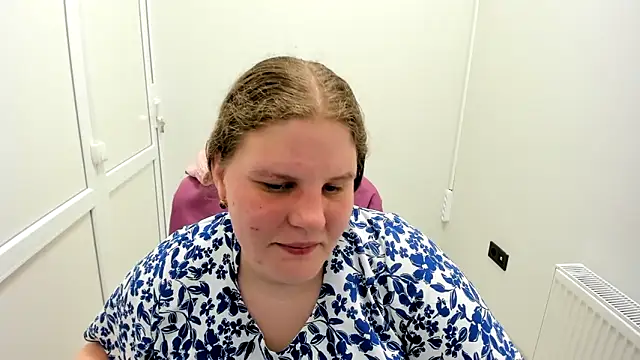 Snapshot of Bella_shyy_ chatting on 06-18-26, 12:32 Bella shyy online show from 06-18-26, 12:32