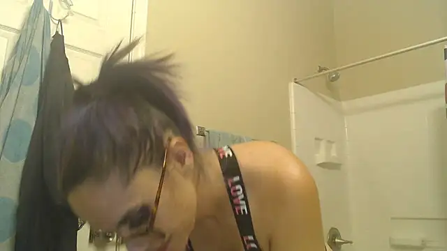 Snapshot of MamaBee88 chatting on 05-21-26, 02:09 MamaBee88 online show from 05-21-26, 02:09