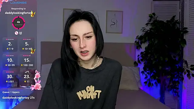 Snapshot of Little1_molly chatting on 05-17-26, 07:58 Little1 molly online show from 05-17-26, 07:58