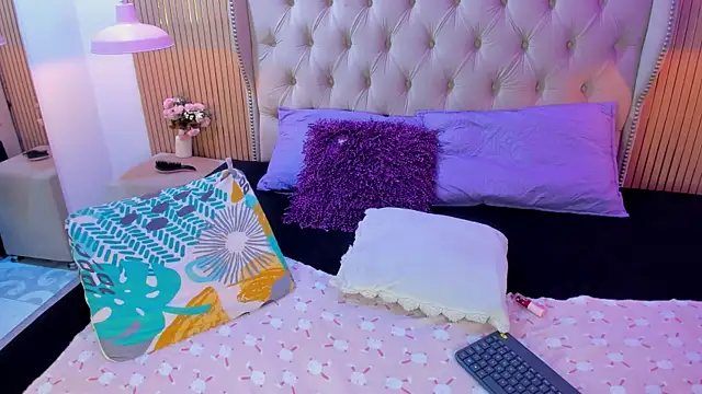 Violetaruizz online show from 05-19-26, 02:24