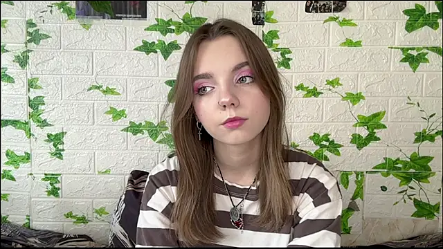 Snapshot of LisaPorse chatting on 05-22-26, 02:15 LisaPorse online show from 05-22-26, 02:15