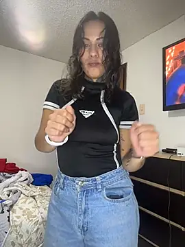 MadisonYoung000 online show from 05-27-26, 02:02