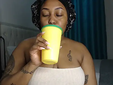 Snapshot of Mamacita_Boo chatting on 06-08-26, 02:28 Mamacita Boo online show from 06-08-26, 02:28