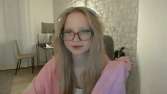 Snapshot of AmandaFix chatting on 05-23-26, 07:35 AmandaFix online show from 05-23-26, 07:35