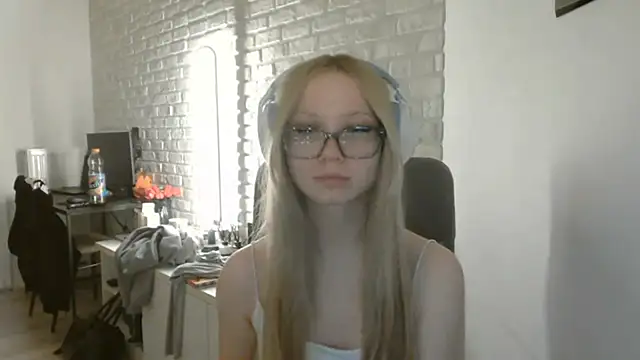 Snapshot of AmandaFix chatting on 05-27-26, 07:43 AmandaFix online show from 05-27-26, 07:43