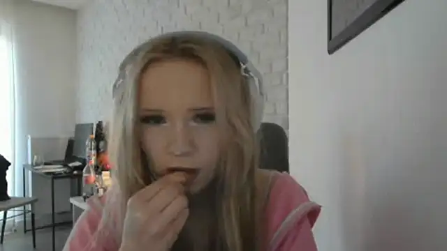 Snapshot of AmandaFix chatting on 05-28-26, 06:14 AmandaFix online show from 05-28-26, 06:14