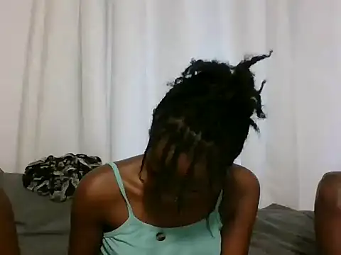 Snapshot of Sleek_petite chatting on 06-17-26, 02:05 Sleek petite online show from 06-17-26, 02:05