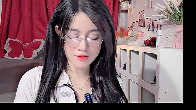 Snapshot of Bee-Cherry chatting on 05-31-26, 06:41 Bee-Cherry online show from 05-31-26, 06:41
