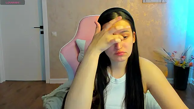 Elizabet Colllins online show from 05-27-26, 01:26