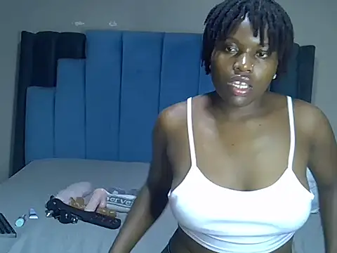 Snapshot of melanin_moon chatting on 05-22-26, 12:30 melanin moon online show from 05-22-26, 12:30