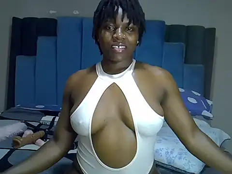 Snapshot of melanin_moon chatting on 05-30-26, 12:44 melanin moon online show from 05-30-26, 12:44