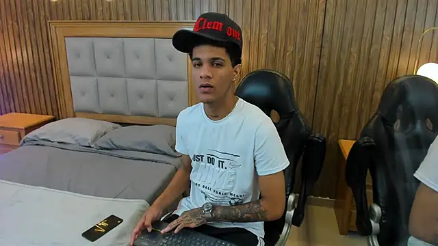 Snapshot of Mael_Jason chatting on 07-12-26, 11:11 Mael Jason online show from 07-12-26, 11:11
