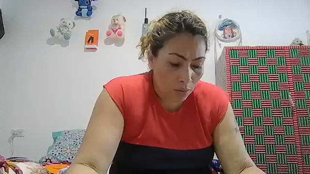 Snapshot of Layla-Astrum chatting on 06-05-26, 06:46 Layla-Astrum online show from 06-05-26, 06:46