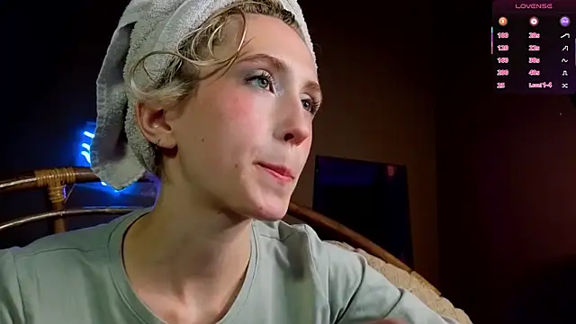Snapshot of Elen__Moore chatting on 07-16-26, 06:21 Elen Moore online show from 07-16-26, 06:21