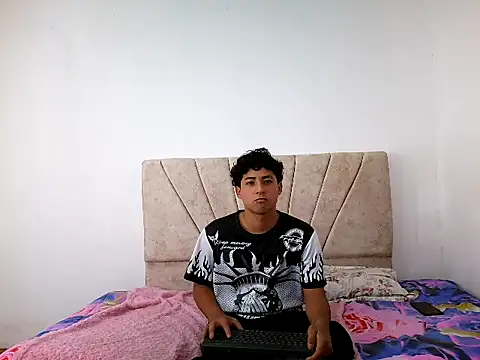 Snapshot of Robertt_Brown chatting on 05-27-26, 05:04 Robertt Brown online show from 05-27-26, 05:04